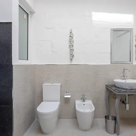 Historic Penthouse Appartement La Valette
